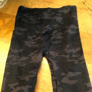 SPANX seamless camo leggings, black camo